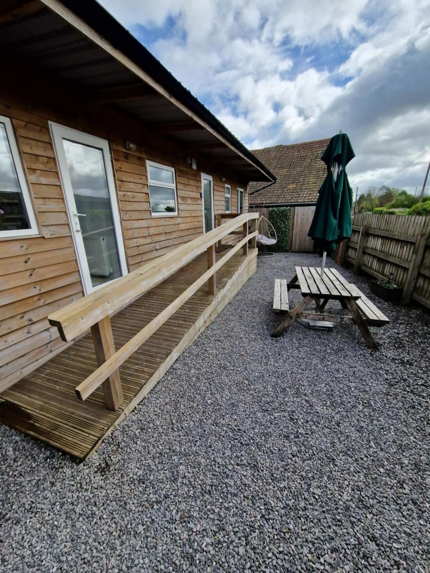 Featheredge Corner Lodge Wells Extérieur photo
